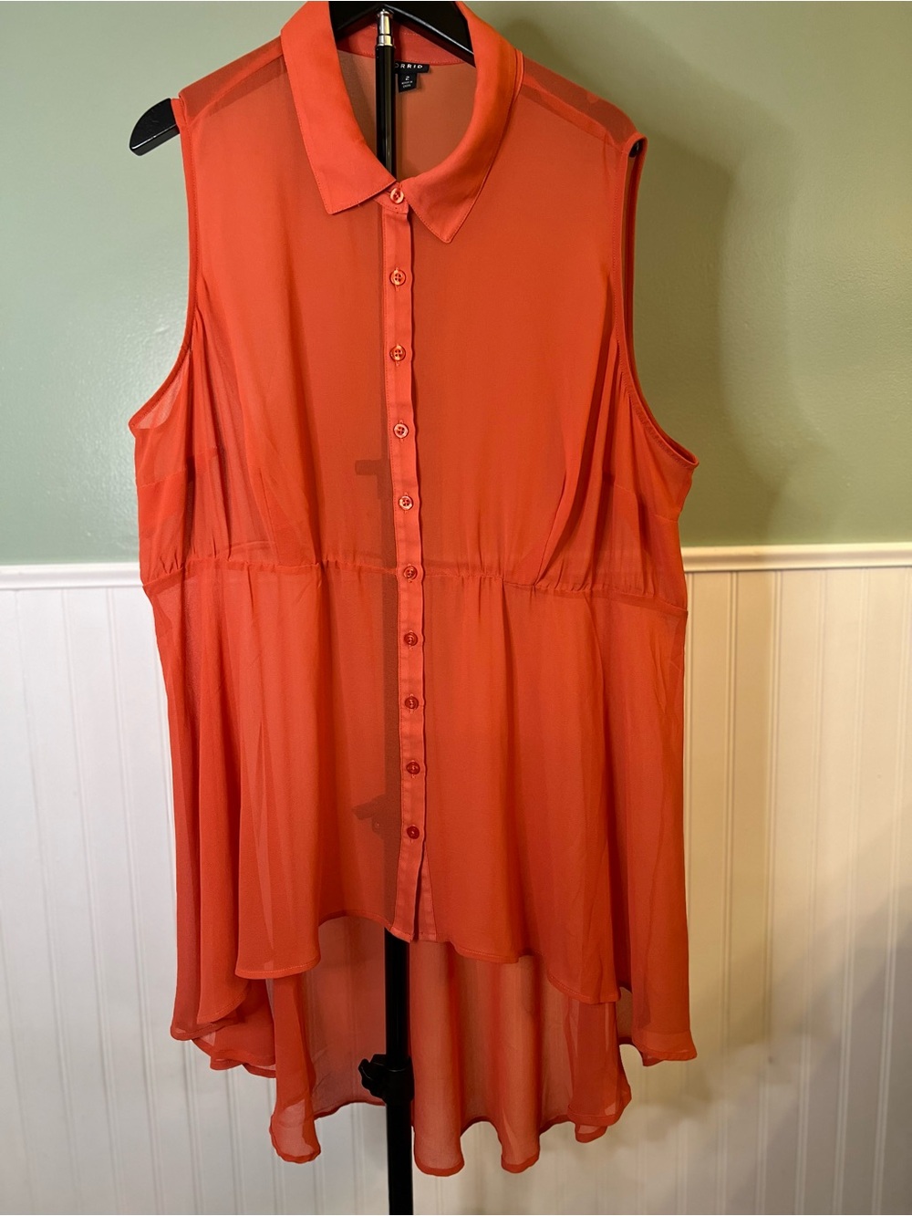 EUC- torrid Coral Sleeveless Buttondown Chiffon Tunic. Size 2/ 2X